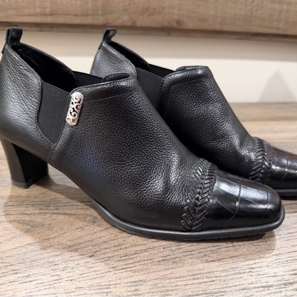 Brighton Elegant Black Leather Women's low boot pump